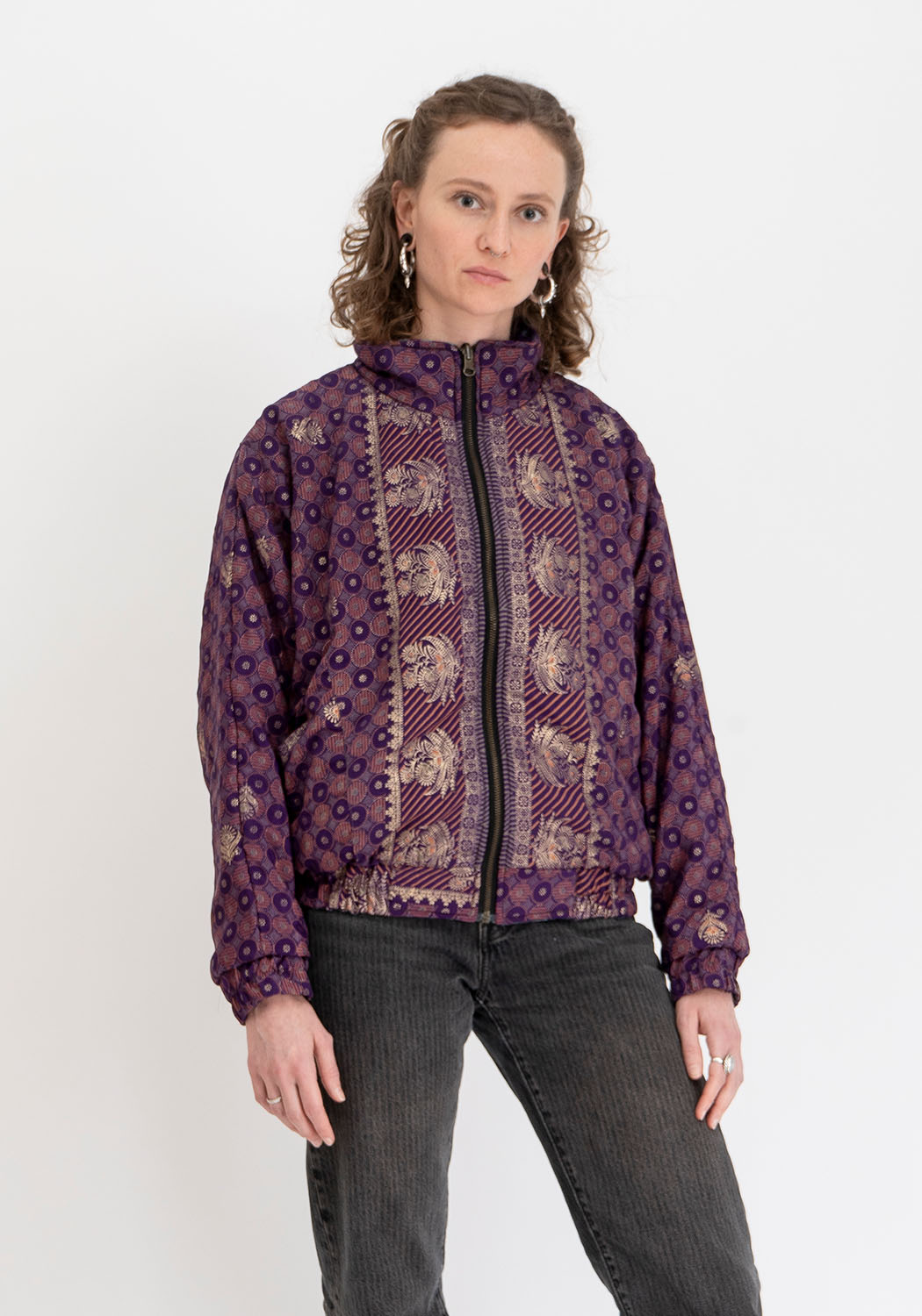 Rote & antikgoldene wendbare Vintage-Sari Bomberjacke