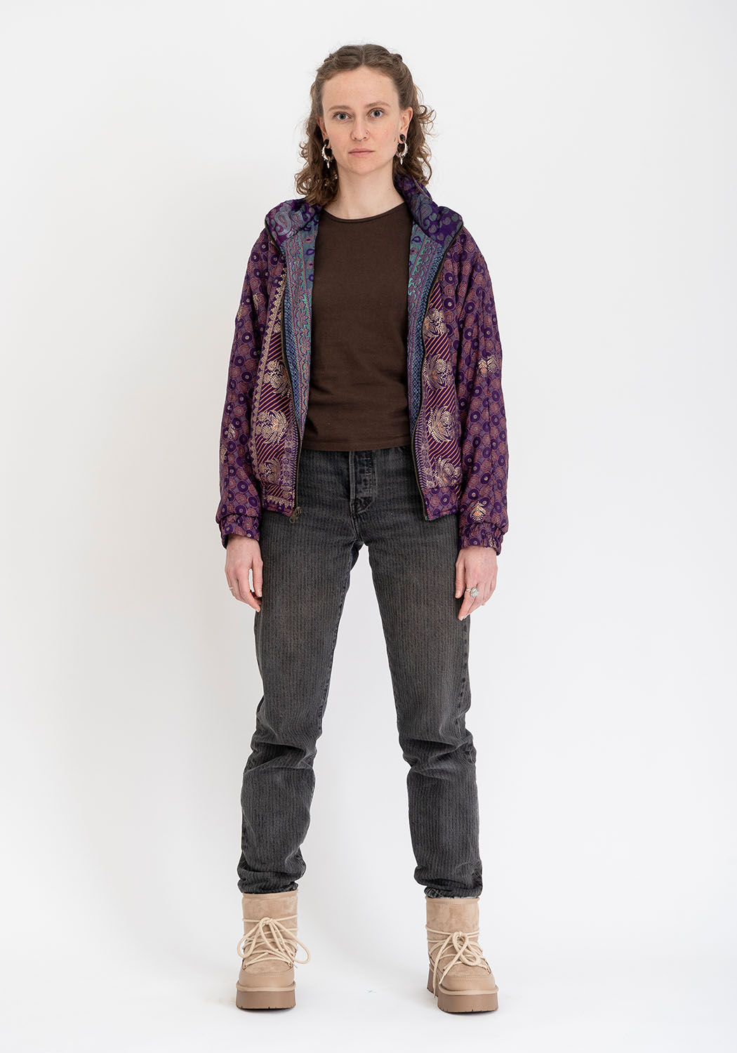Rote & antikgoldene wendbare Vintage-Sari Bomberjacke