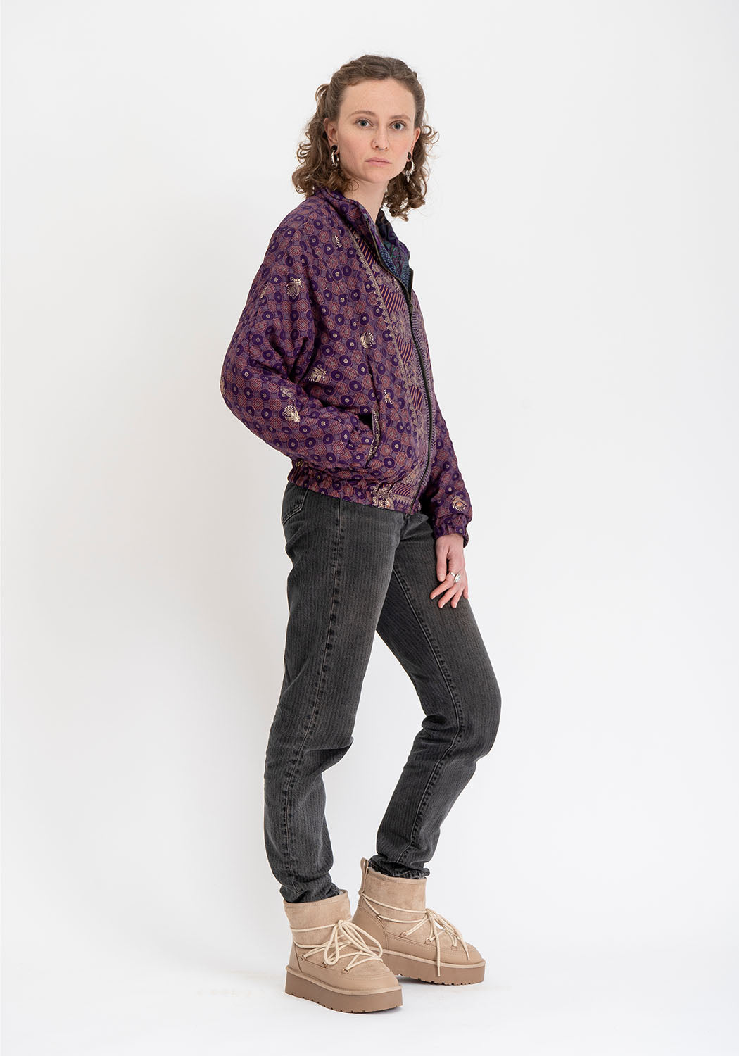 Rote & antikgoldene wendbare Vintage-Sari Bomberjacke