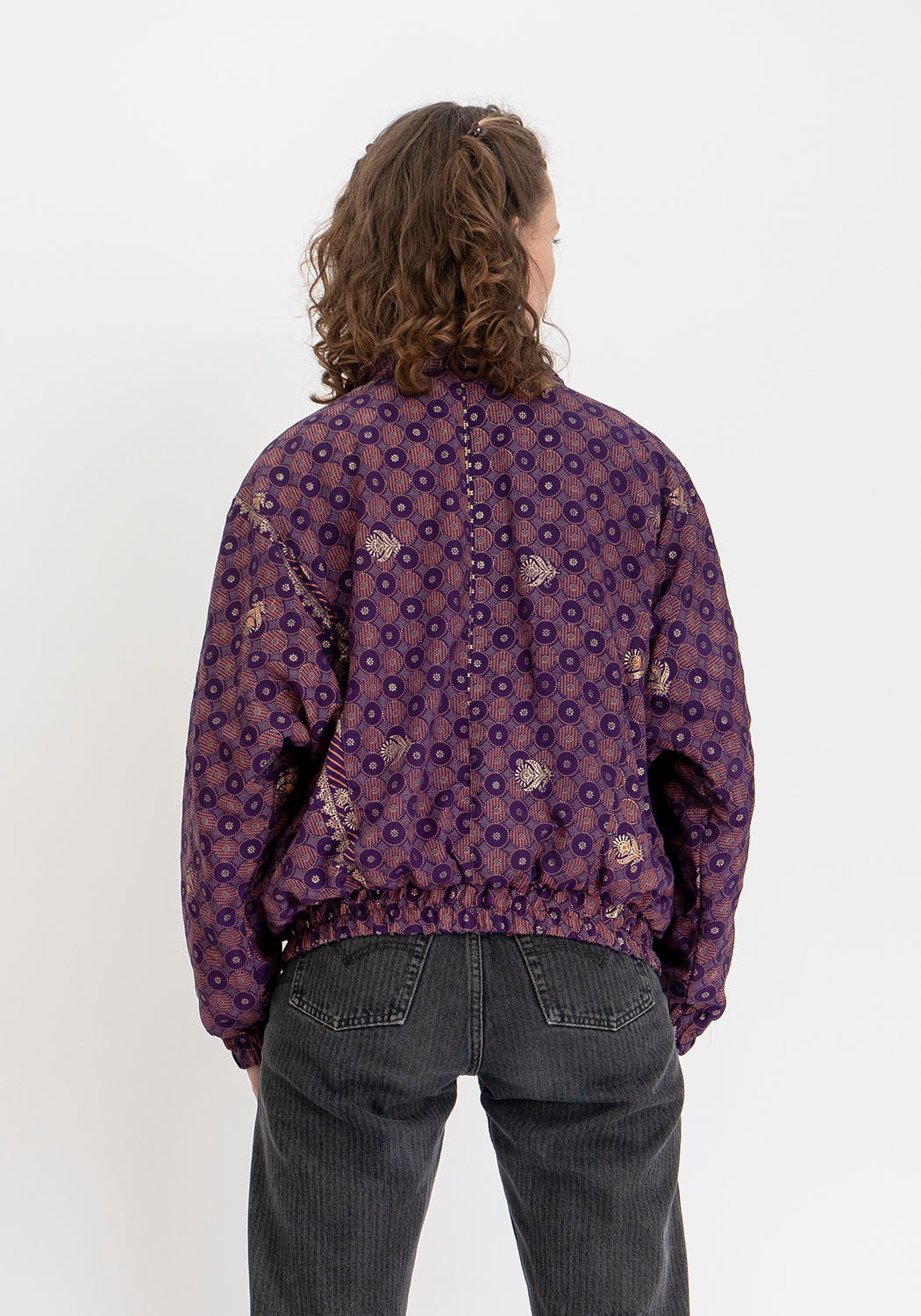 Rote & antikgoldene wendbare Vintage-Sari Bomberjacke