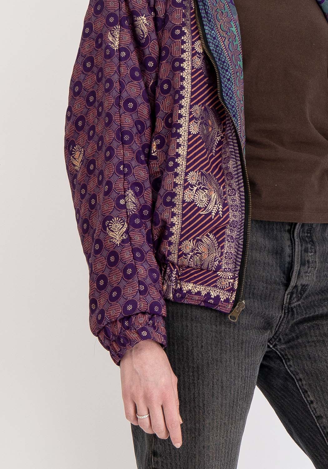 Rote & antikgoldene wendbare Vintage-Sari Bomberjacke