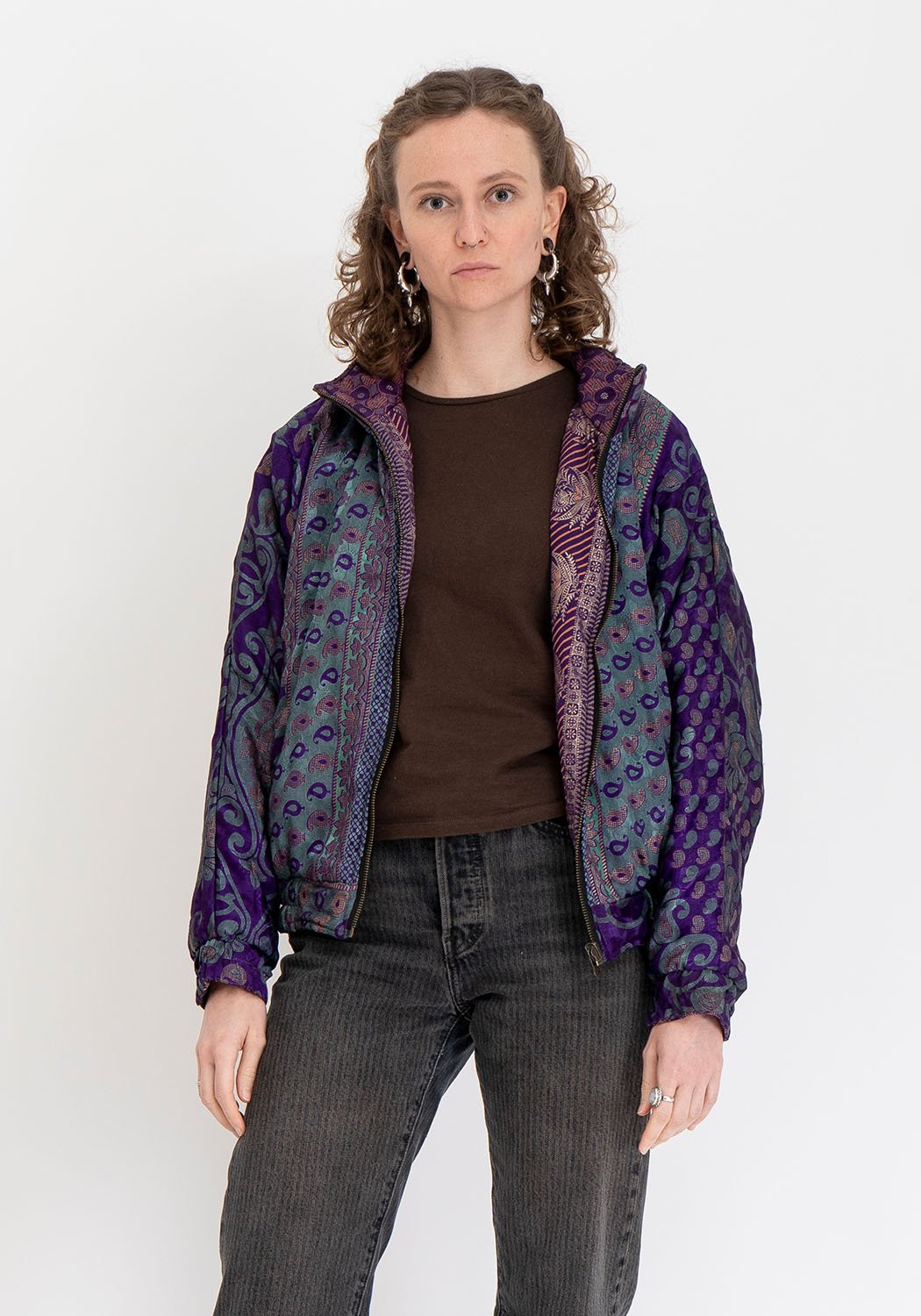 Rote & antikgoldene wendbare Vintage-Sari Bomberjacke