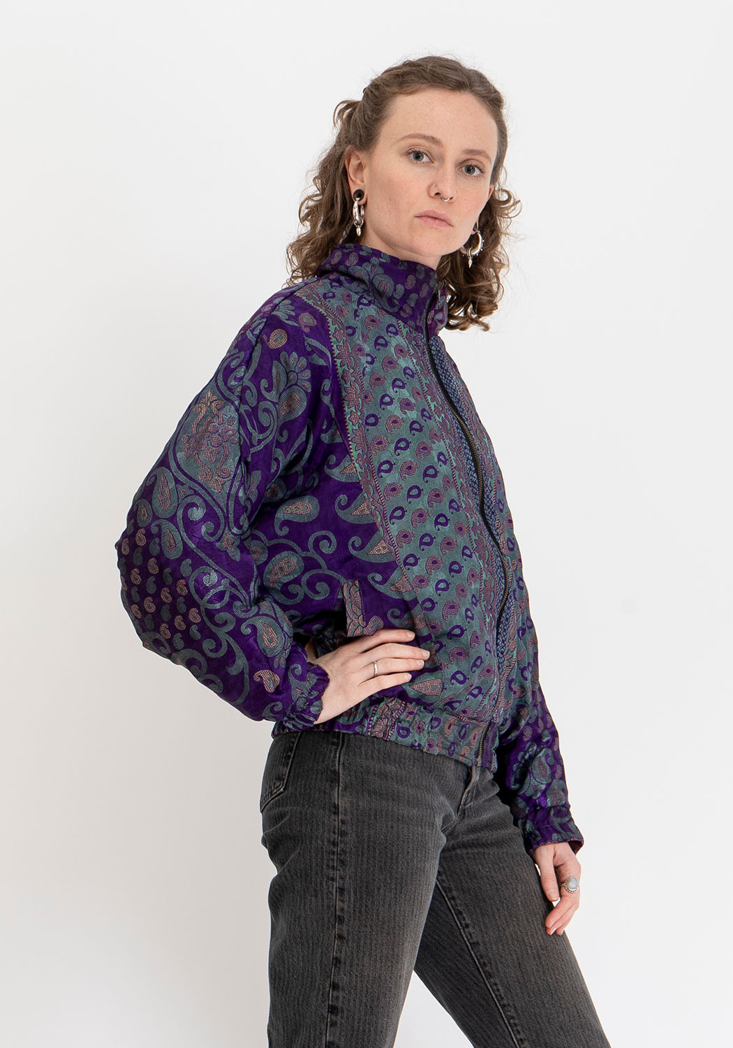 Rote &amp; antikgoldene wendbare Vintage-Sari Bomberjacke