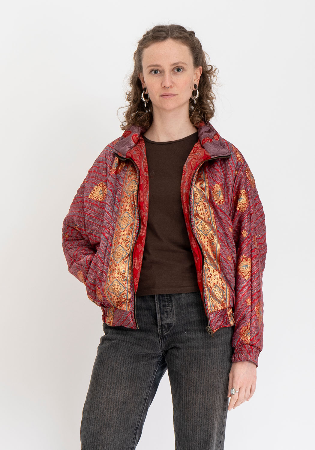 Burgunderfarbene florale gepolsterte Vintage-Sari Bomberjacke – Wendbar