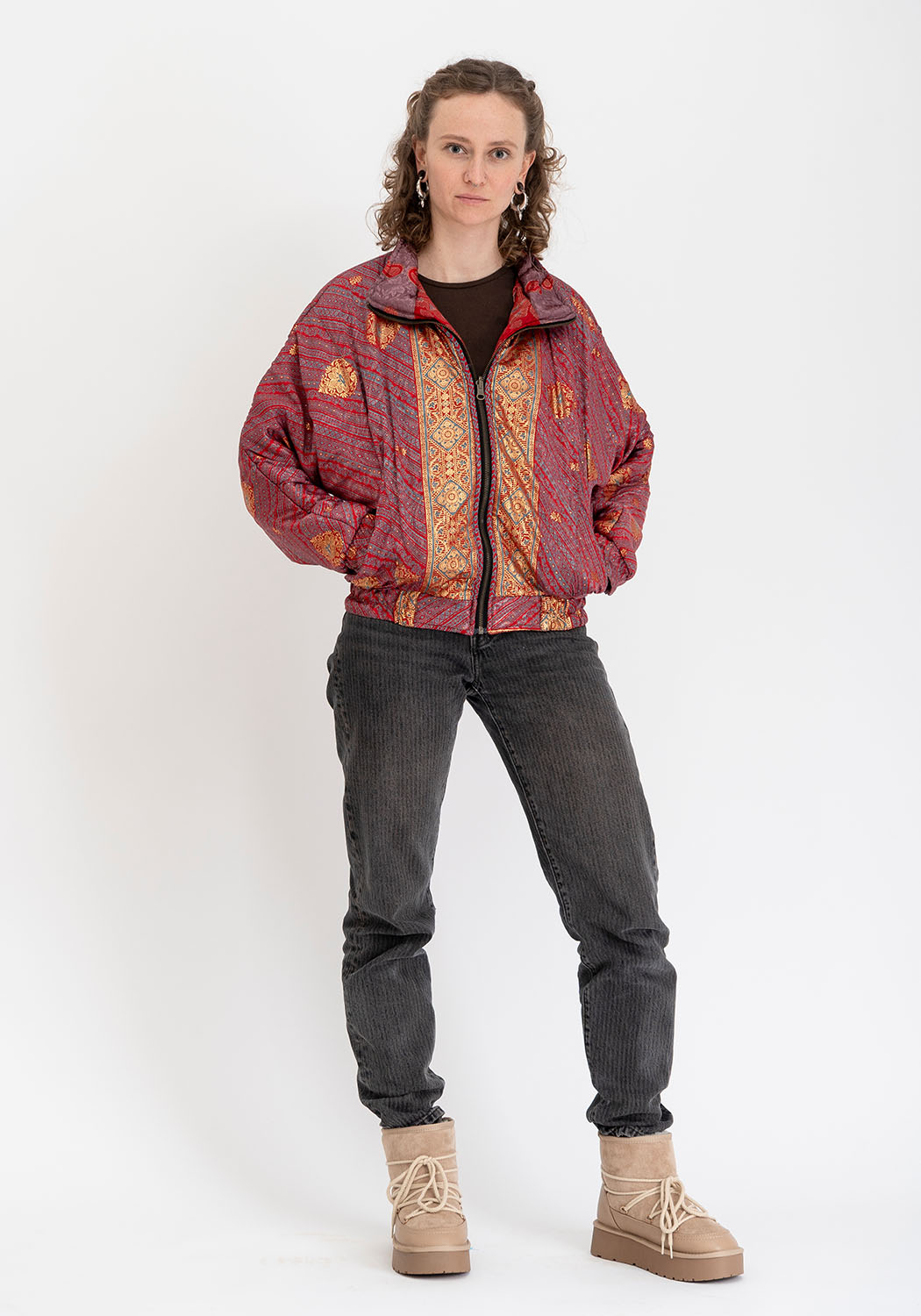 Burgunderfarbene florale gepolsterte Vintage-Sari Bomberjacke – Wendbar
