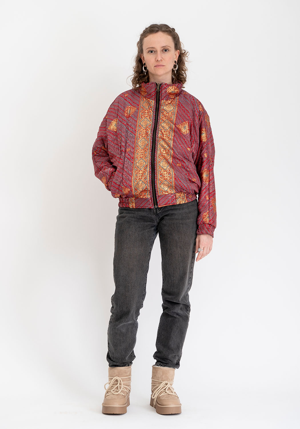 Burgunderfarbene florale gepolsterte Vintage-Sari Bomberjacke – Wendbar