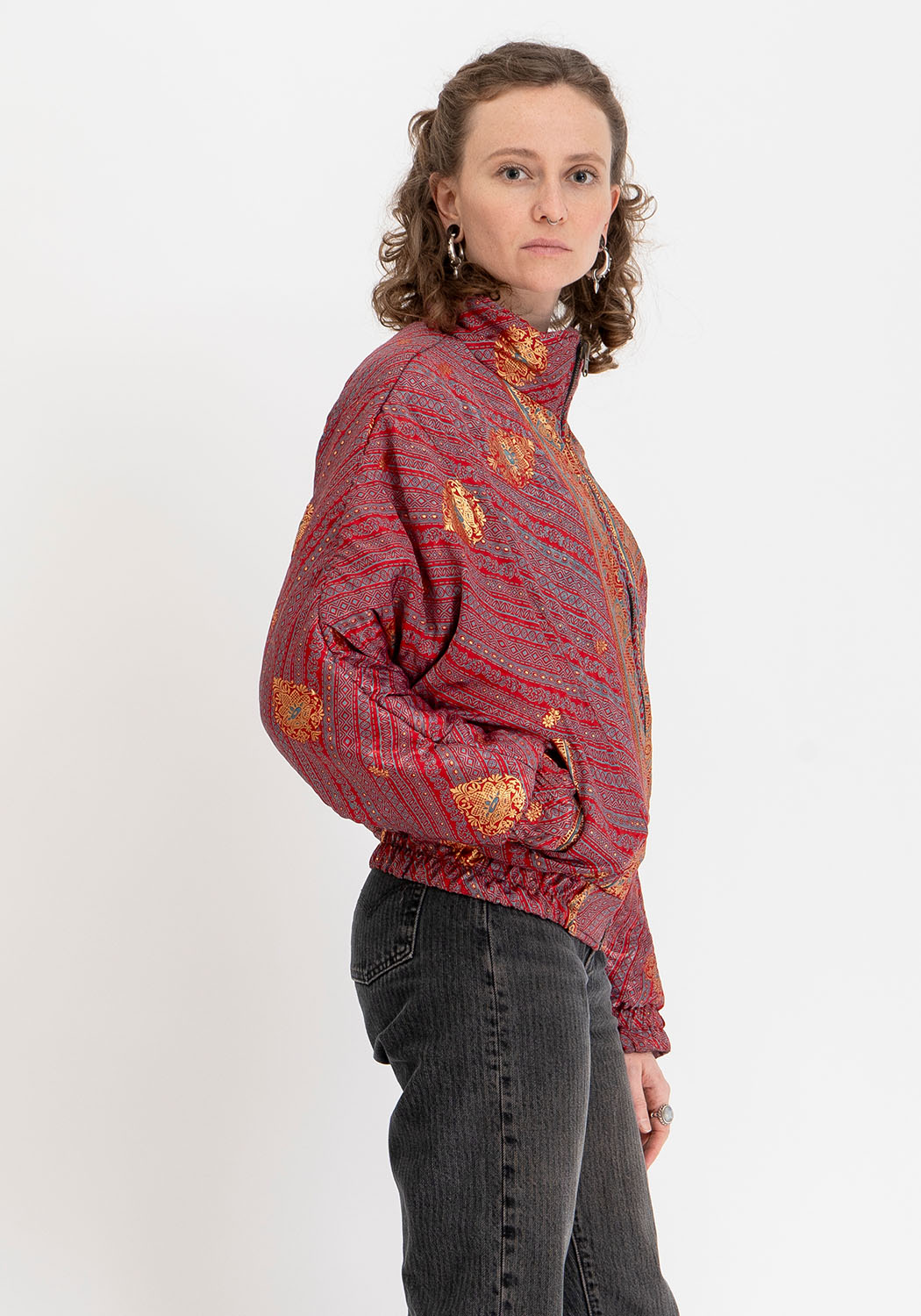 Burgunderfarbene florale gepolsterte Vintage-Sari Bomberjacke – Wendbar
