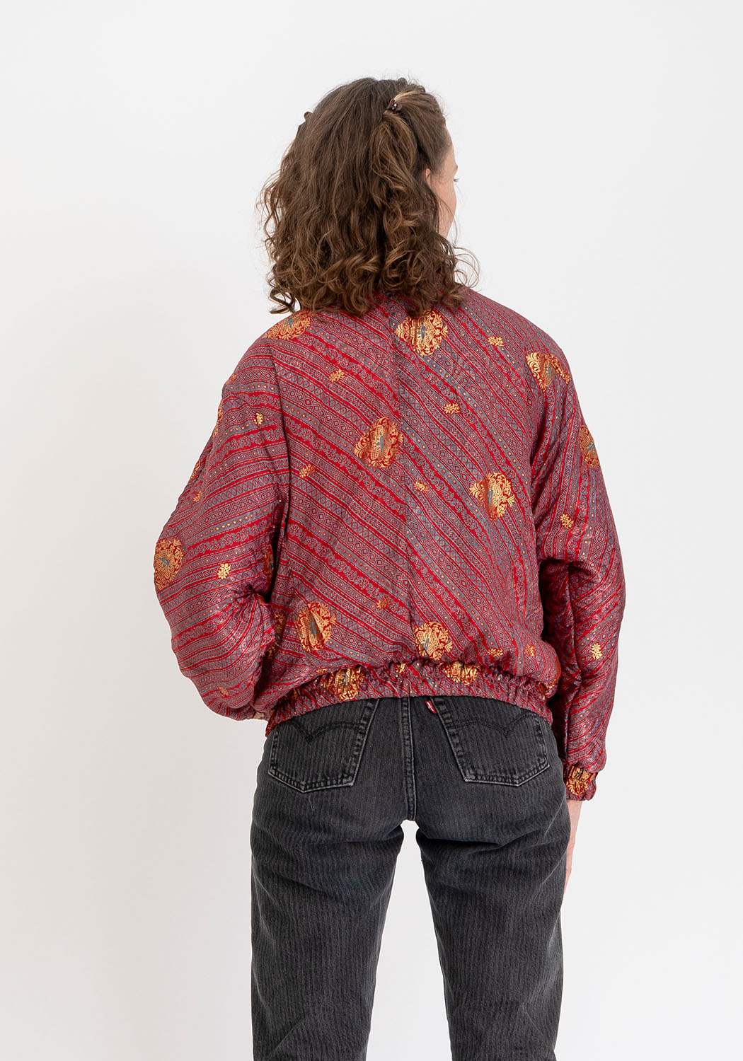 Burgunderfarbene florale gepolsterte Vintage-Sari Bomberjacke – Wendbar