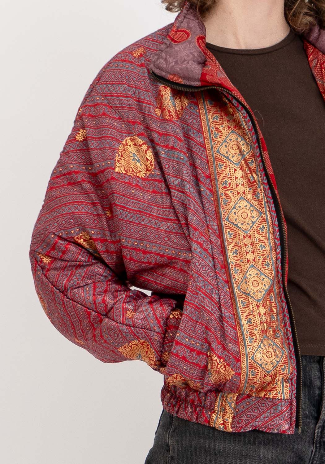 Burgunderfarbene florale gepolsterte Vintage-Sari Bomberjacke – Wendbar
