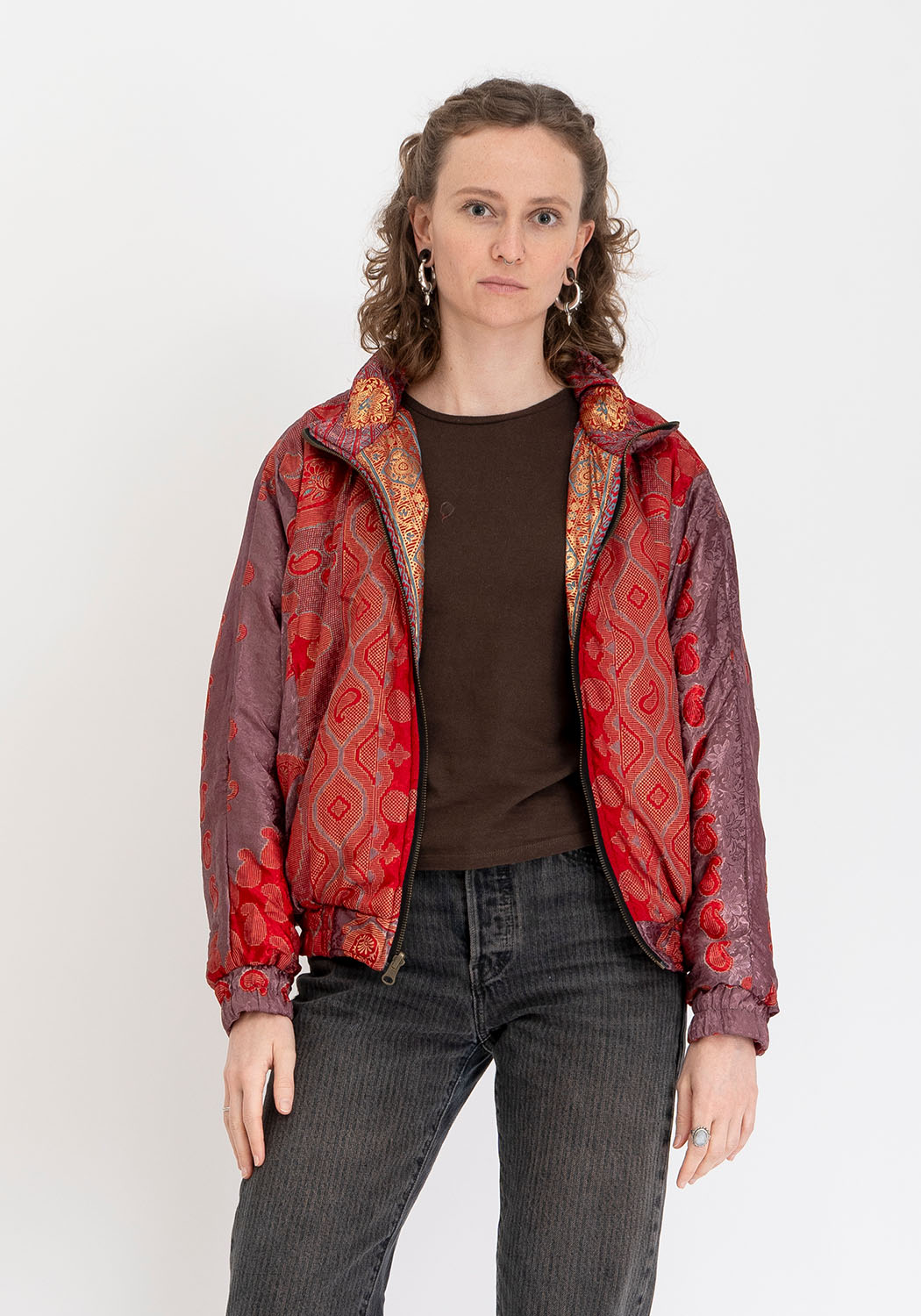 Burgunderfarbene florale gepolsterte Vintage-Sari Bomberjacke – Wendbar