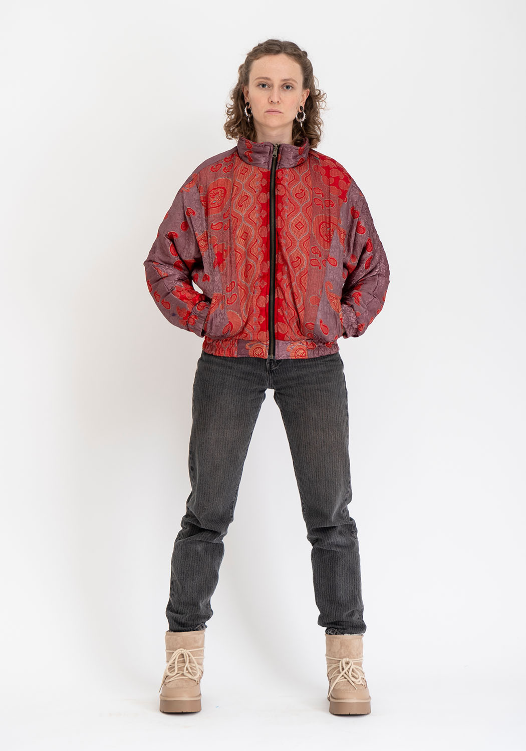 Burgunderfarbene florale gepolsterte Vintage-Sari Bomberjacke – Wendbar