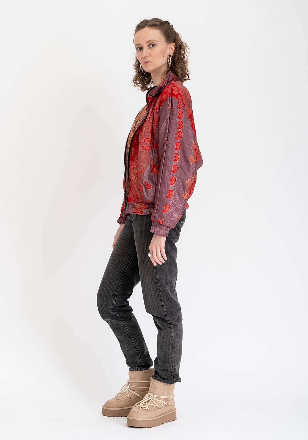 Burgunderfarbene florale gepolsterte Vintage-Sari Bomberjacke – Wendbar