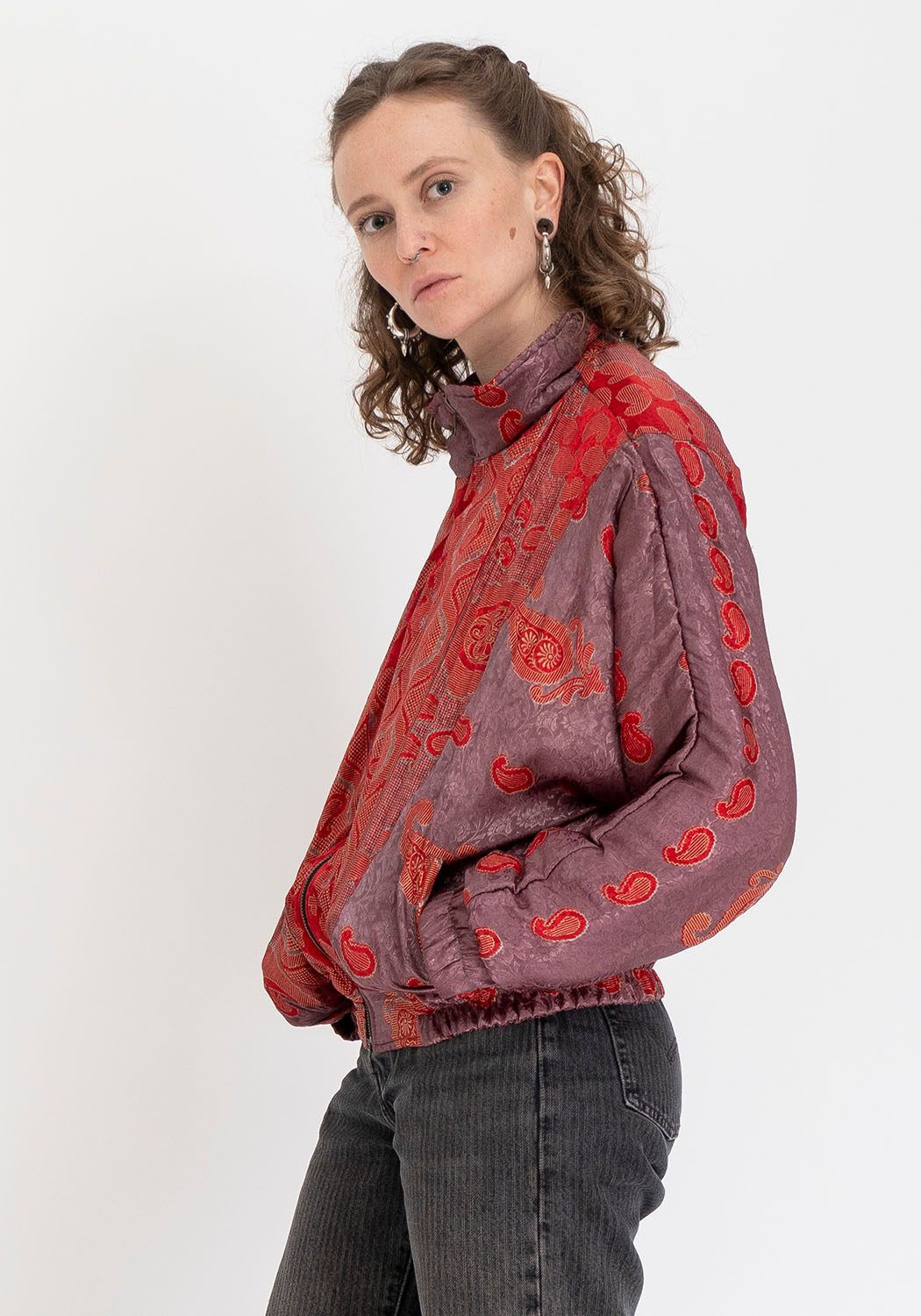 Burgunderfarbene florale gepolsterte Vintage-Sari Bomberjacke – Wendbar