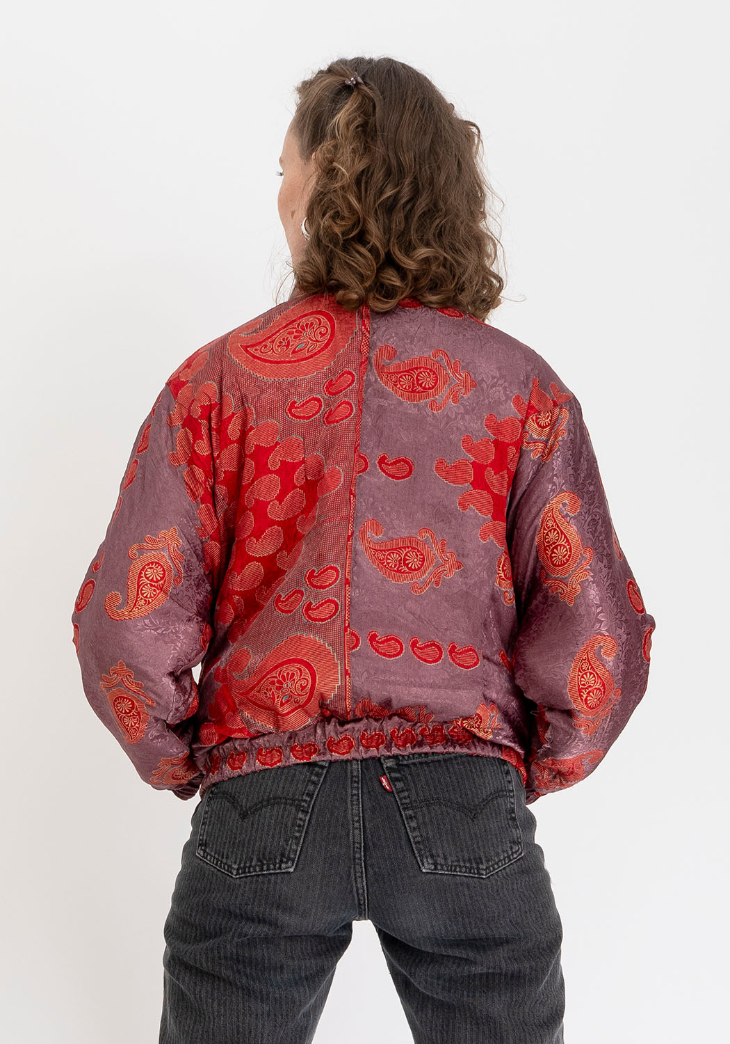 Burgunderfarbene florale gepolsterte Vintage-Sari Bomberjacke – Wendbar