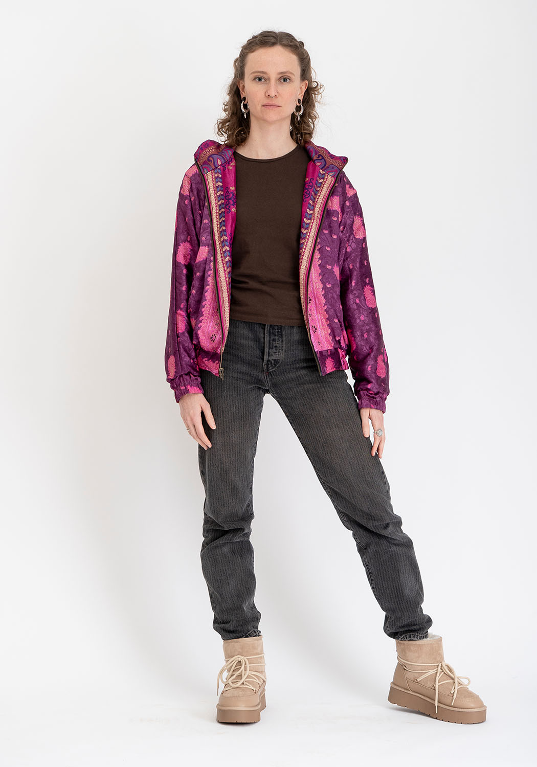 Smaragd-goldene ornamentale wendbare Bomberjacke aus Vintage-Sari