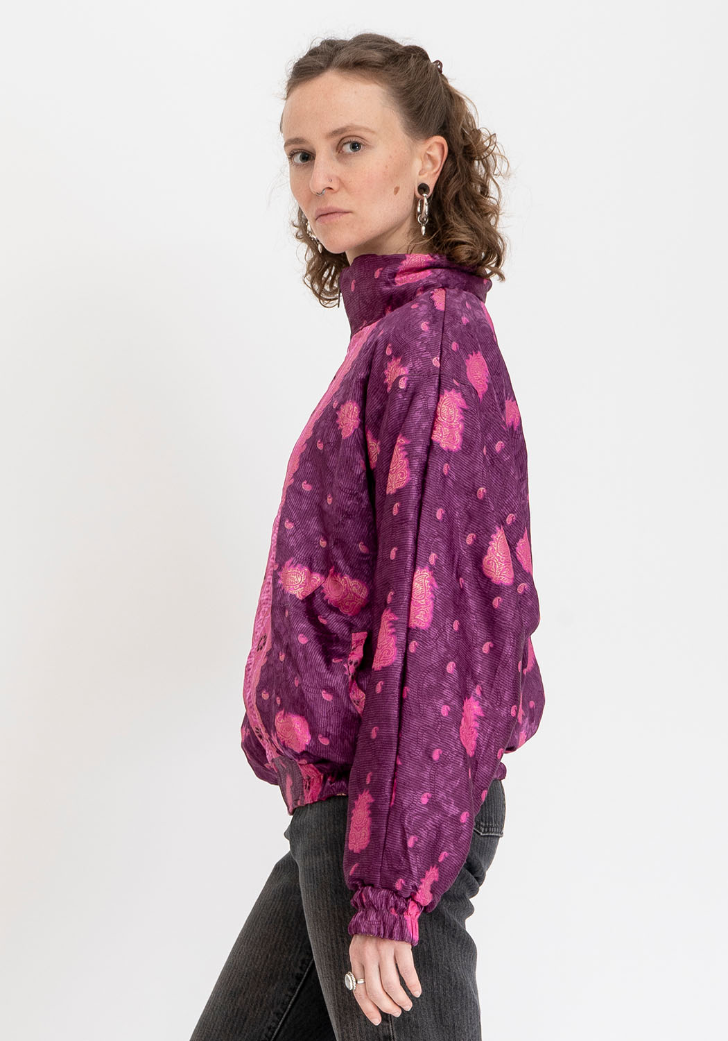Smaragd-goldene ornamentale wendbare Bomberjacke aus Vintage-Sari
