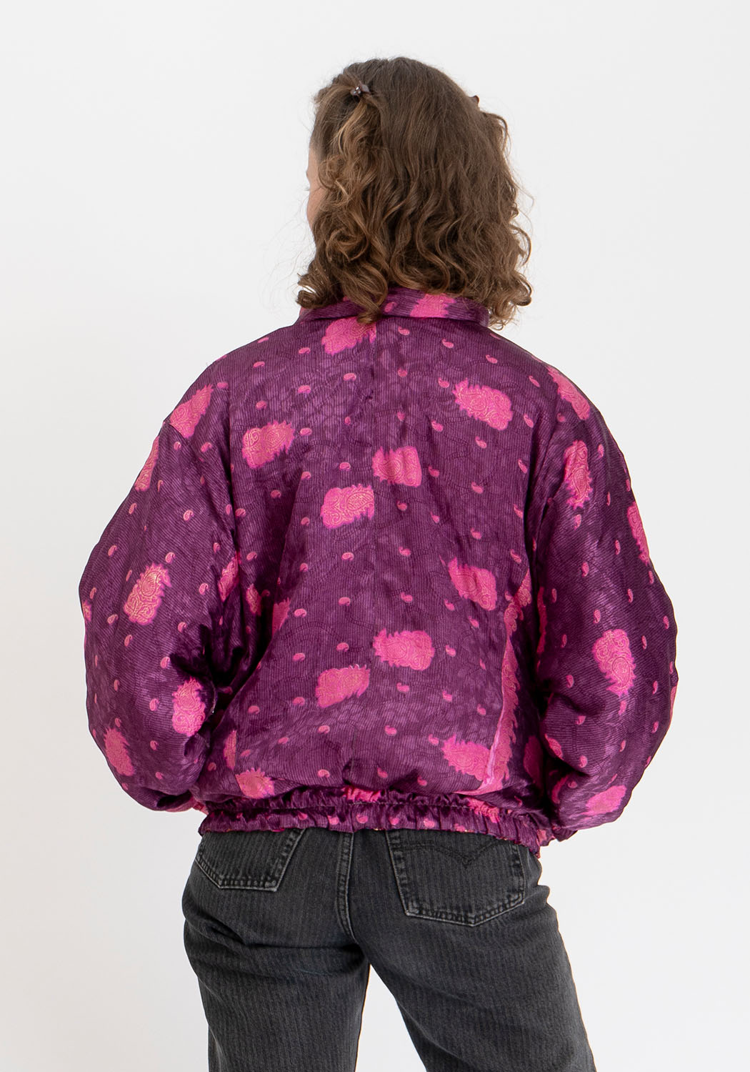 Smaragd-goldene ornamentale wendbare Bomberjacke aus Vintage-Sari
