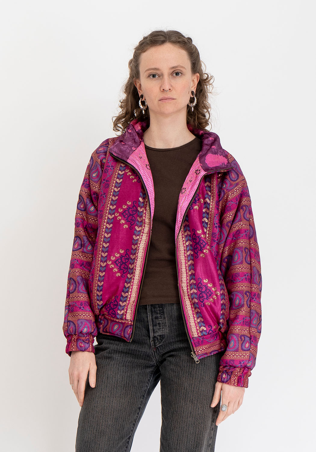 Smaragd-goldene ornamentale wendbare Bomberjacke aus Vintage-Sari