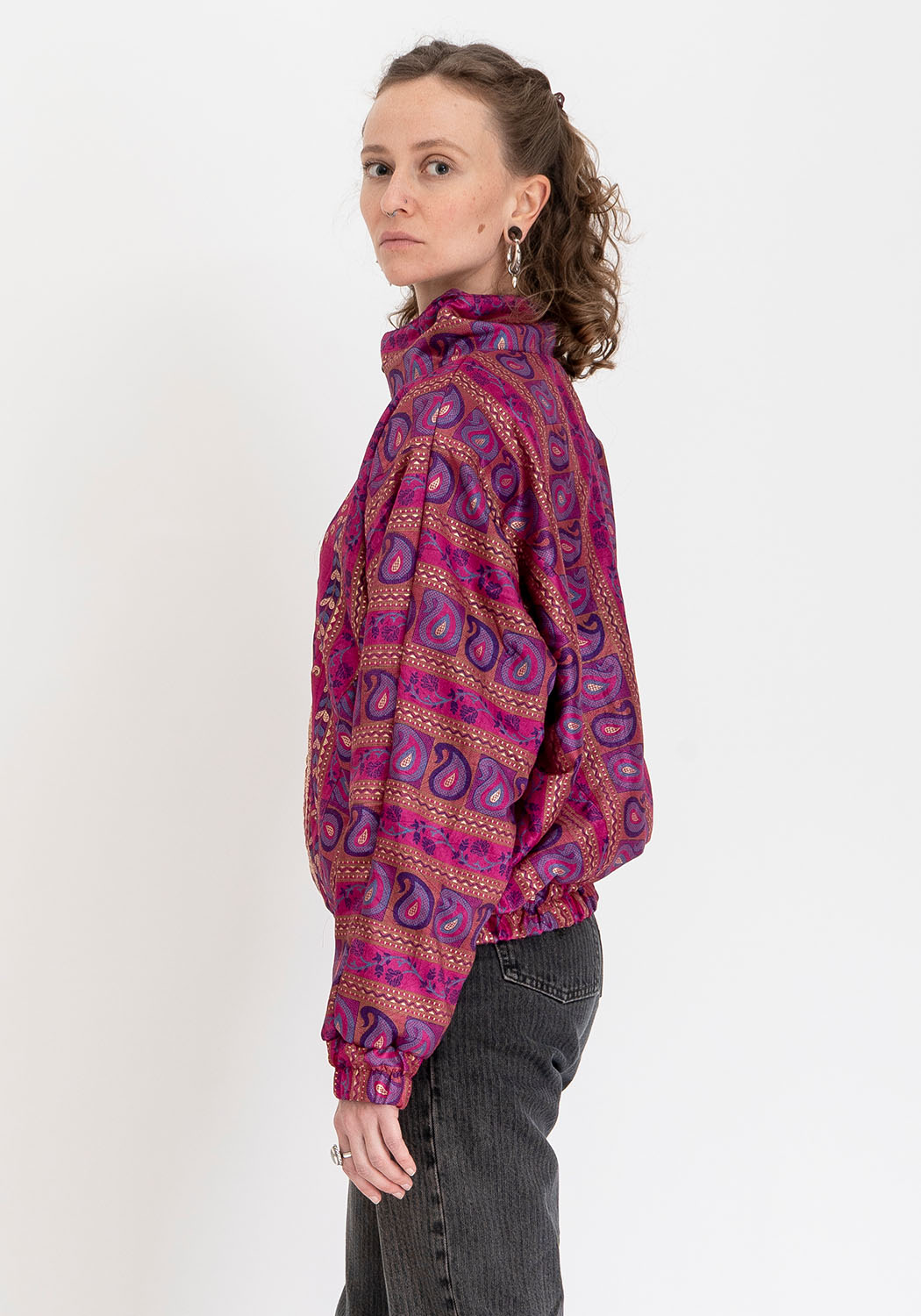Smaragd-goldene ornamentale wendbare Bomberjacke aus Vintage-Sari