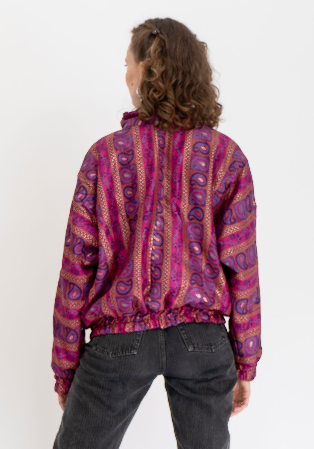 Smaragd-goldene ornamentale wendbare Bomberjacke aus Vintage-Sari