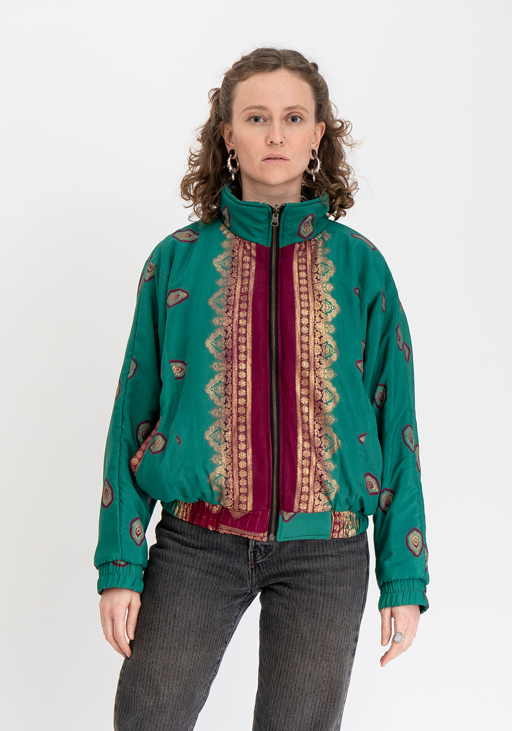 Goldene florale Stepp-Bomberjacke aus Vintage-Sari – Vollständig wendbar