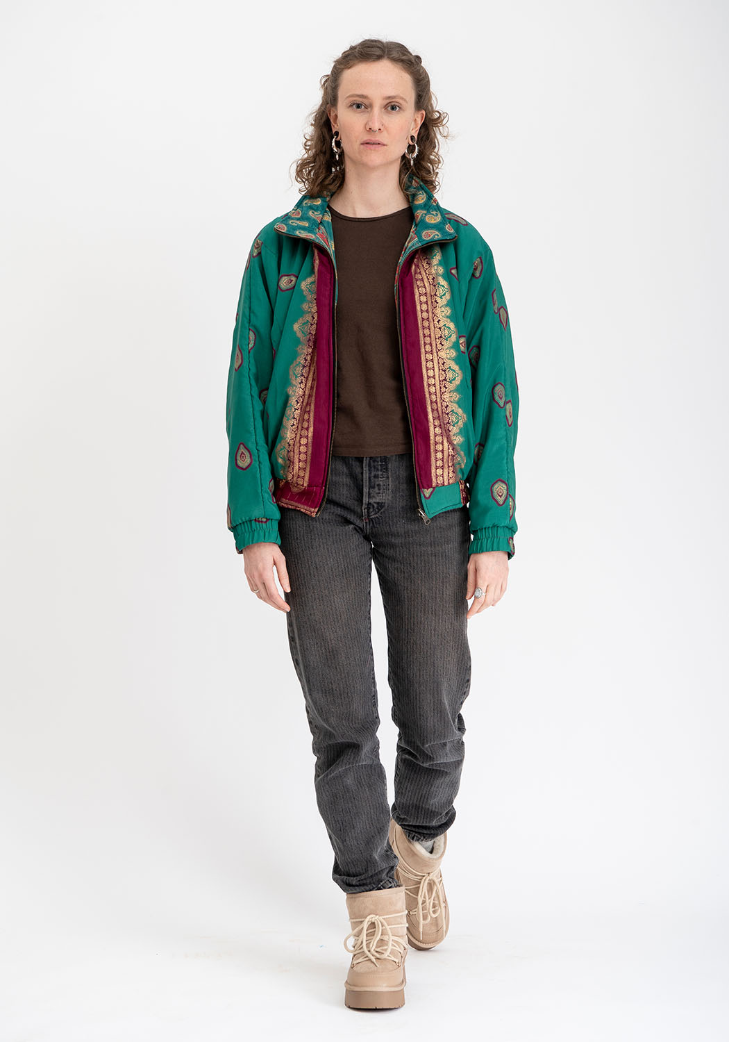 Goldene florale Stepp-Bomberjacke aus Vintage-Sari – Vollständig wendbar