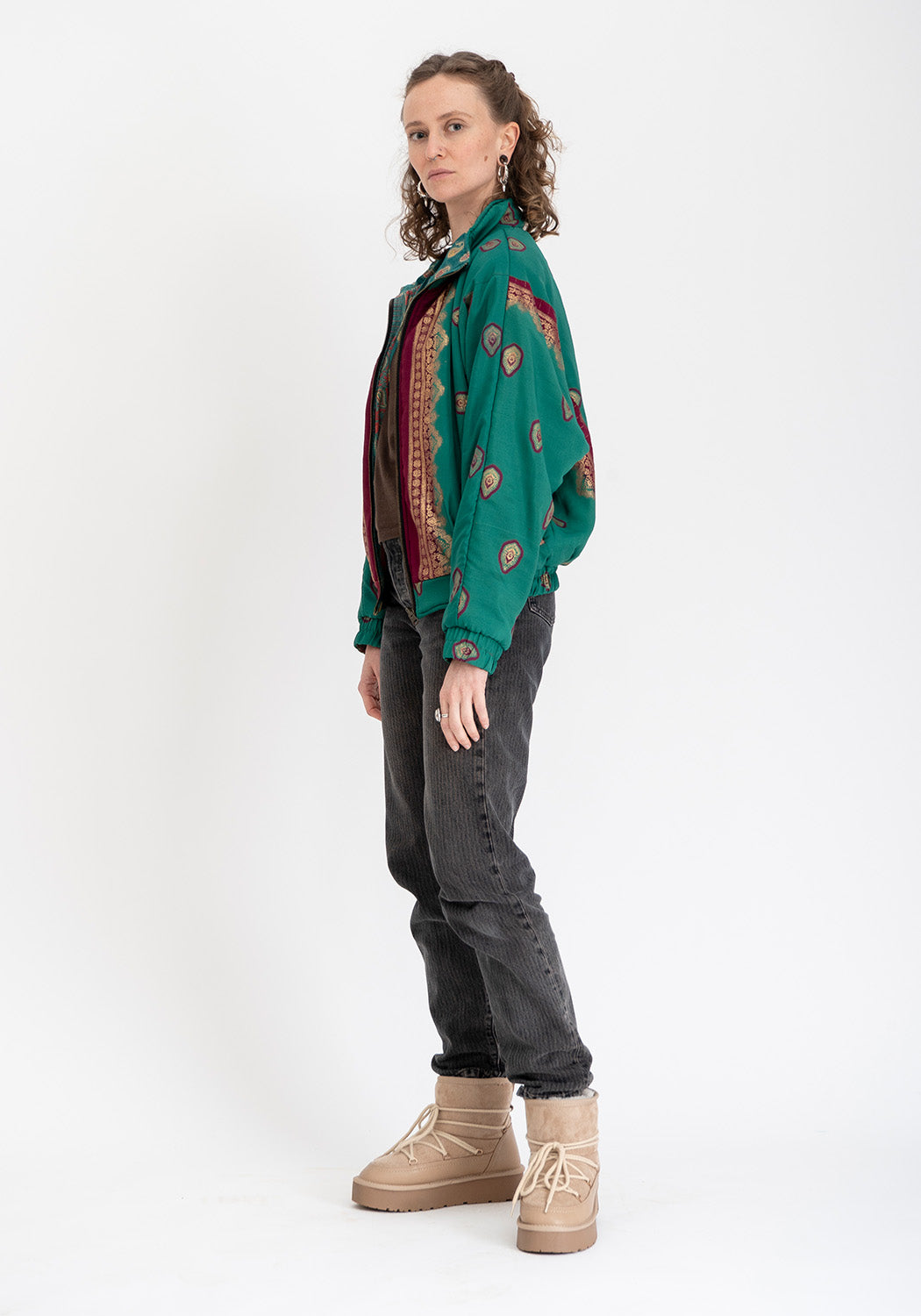 Goldene florale Stepp-Bomberjacke aus Vintage-Sari – Vollständig wendbar