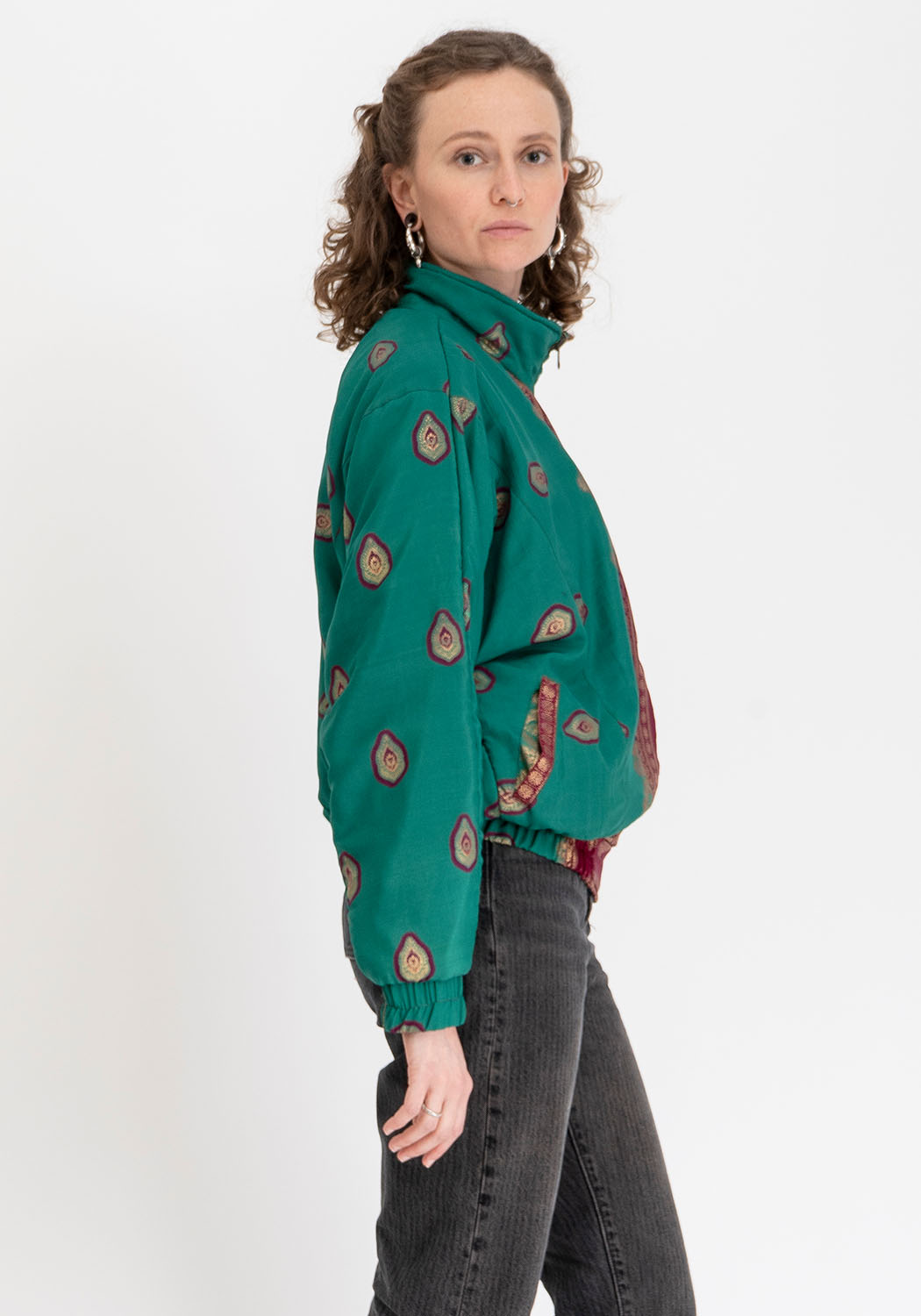 Goldene florale Stepp-Bomberjacke aus Vintage-Sari – Vollständig wendbar