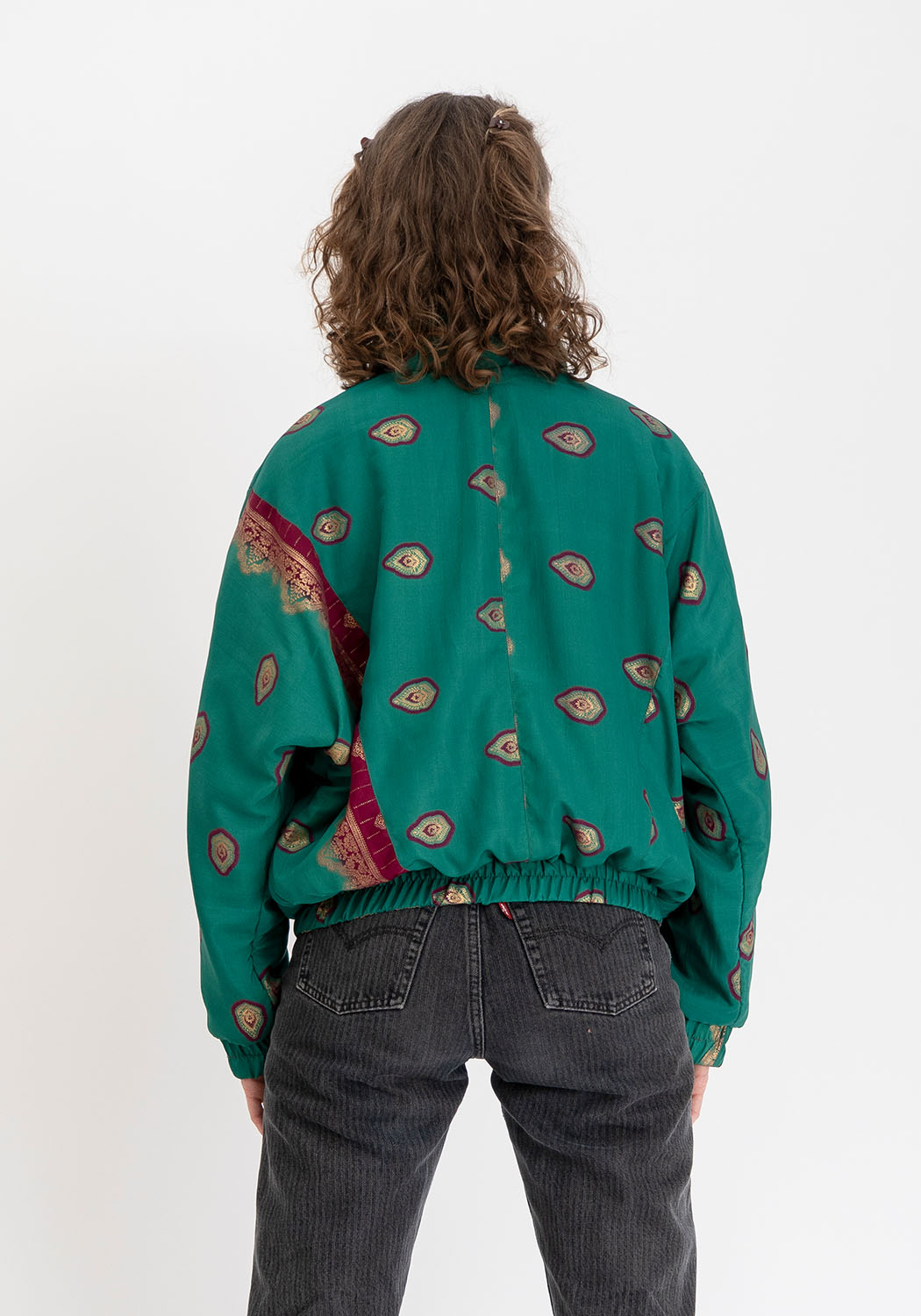 Goldene florale Stepp-Bomberjacke aus Vintage-Sari – Vollständig wendbar