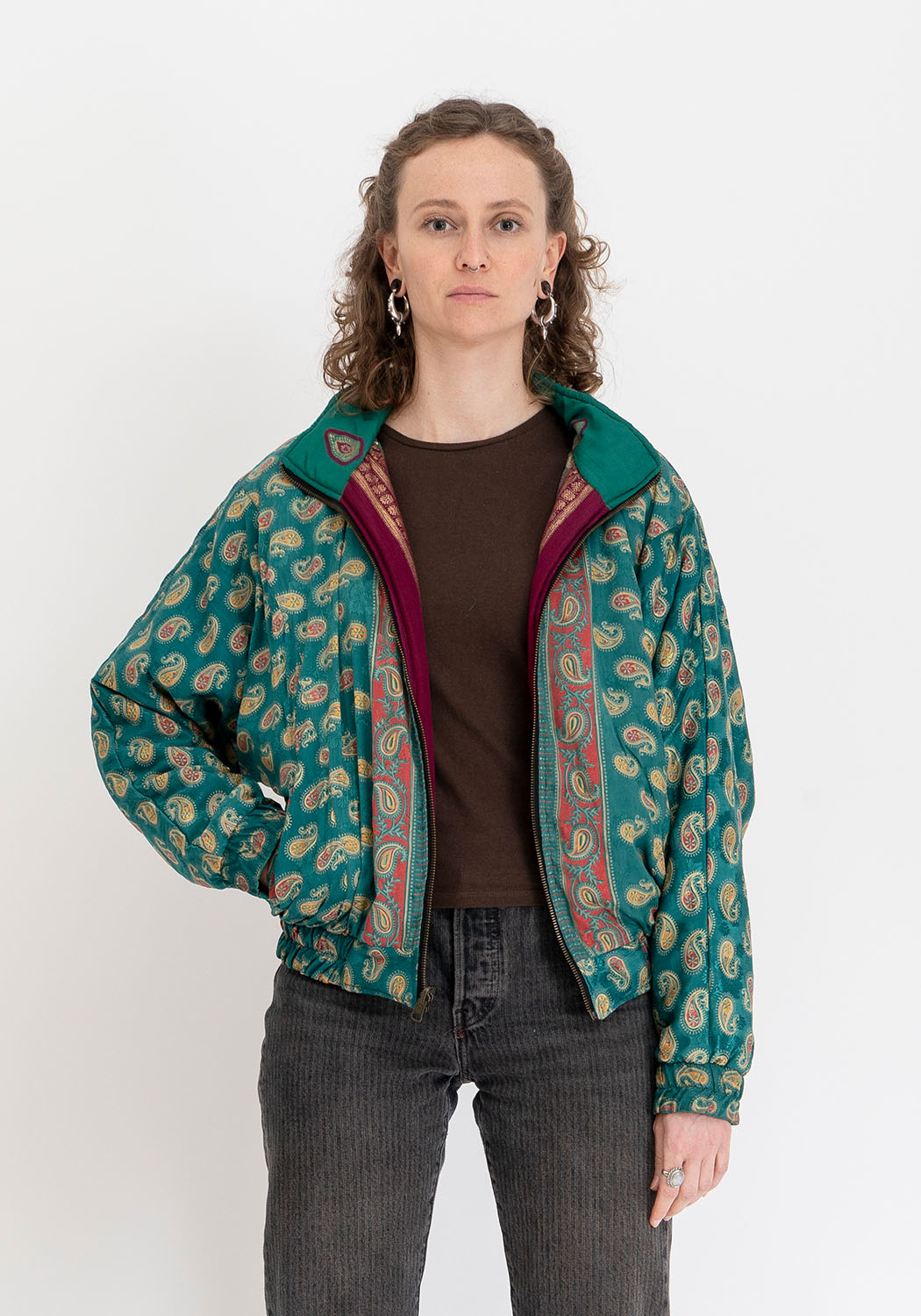 Goldene florale Stepp-Bomberjacke aus Vintage-Sari – Vollständig wendbar