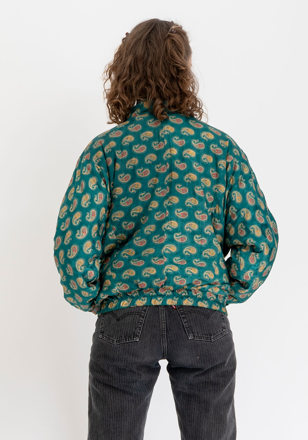 Goldene florale Stepp-Bomberjacke aus Vintage-Sari – Vollständig wendbar