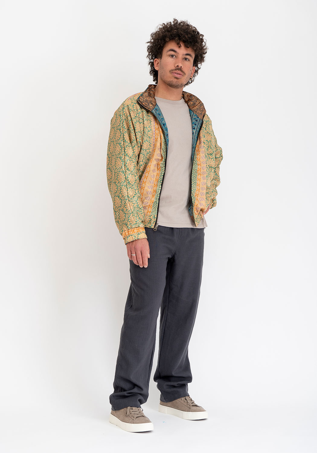 Karmesinrote & kupferfarbene Brokat wendbare Vintage-Sari Bomberjacke