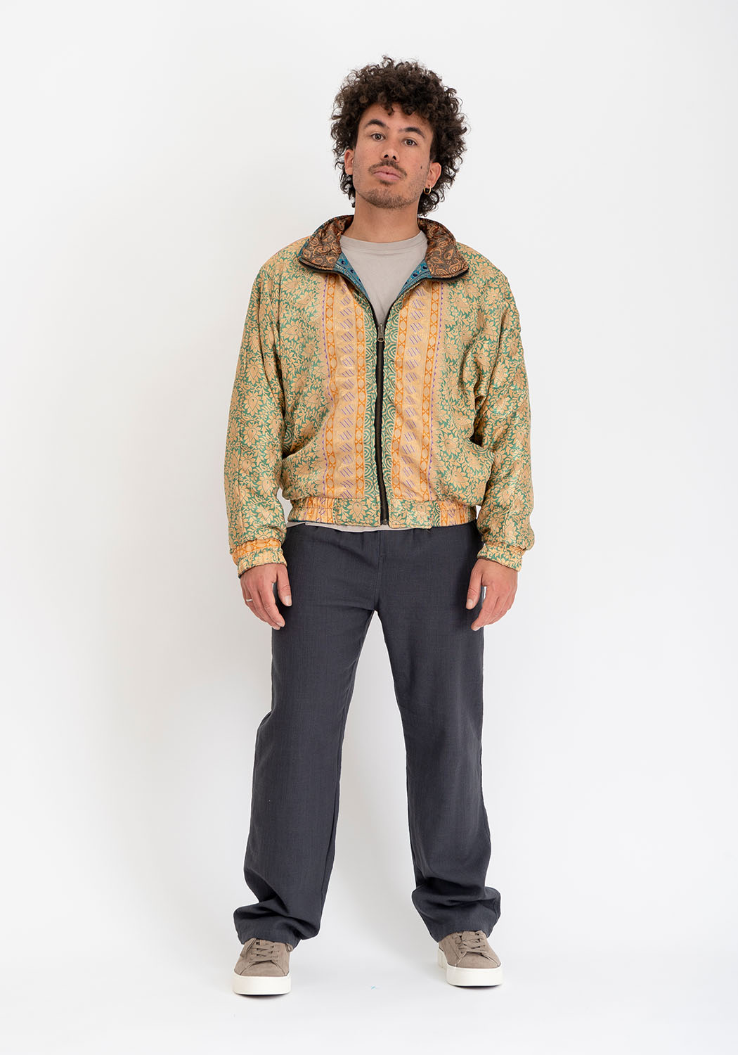 Karmesinrote & kupferfarbene Brokat wendbare Vintage-Sari Bomberjacke