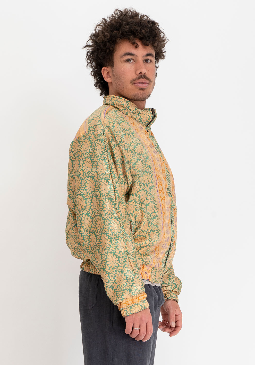 Karmesinrote & kupferfarbene Brokat wendbare Vintage-Sari Bomberjacke