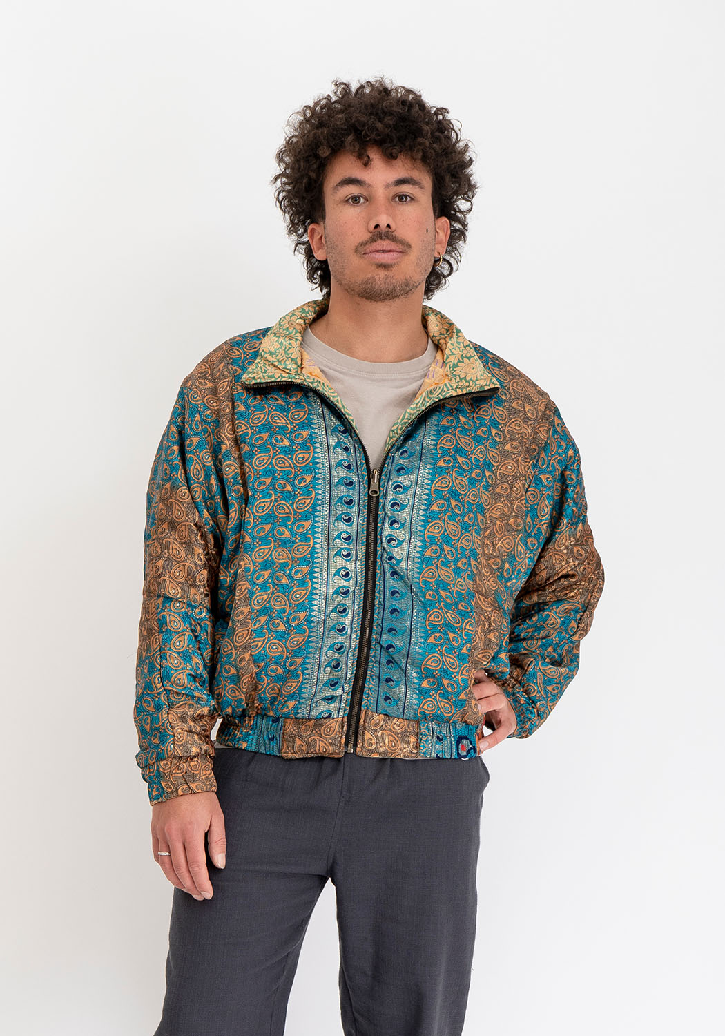 Karmesinrote & kupferfarbene Brokat wendbare Vintage-Sari Bomberjacke