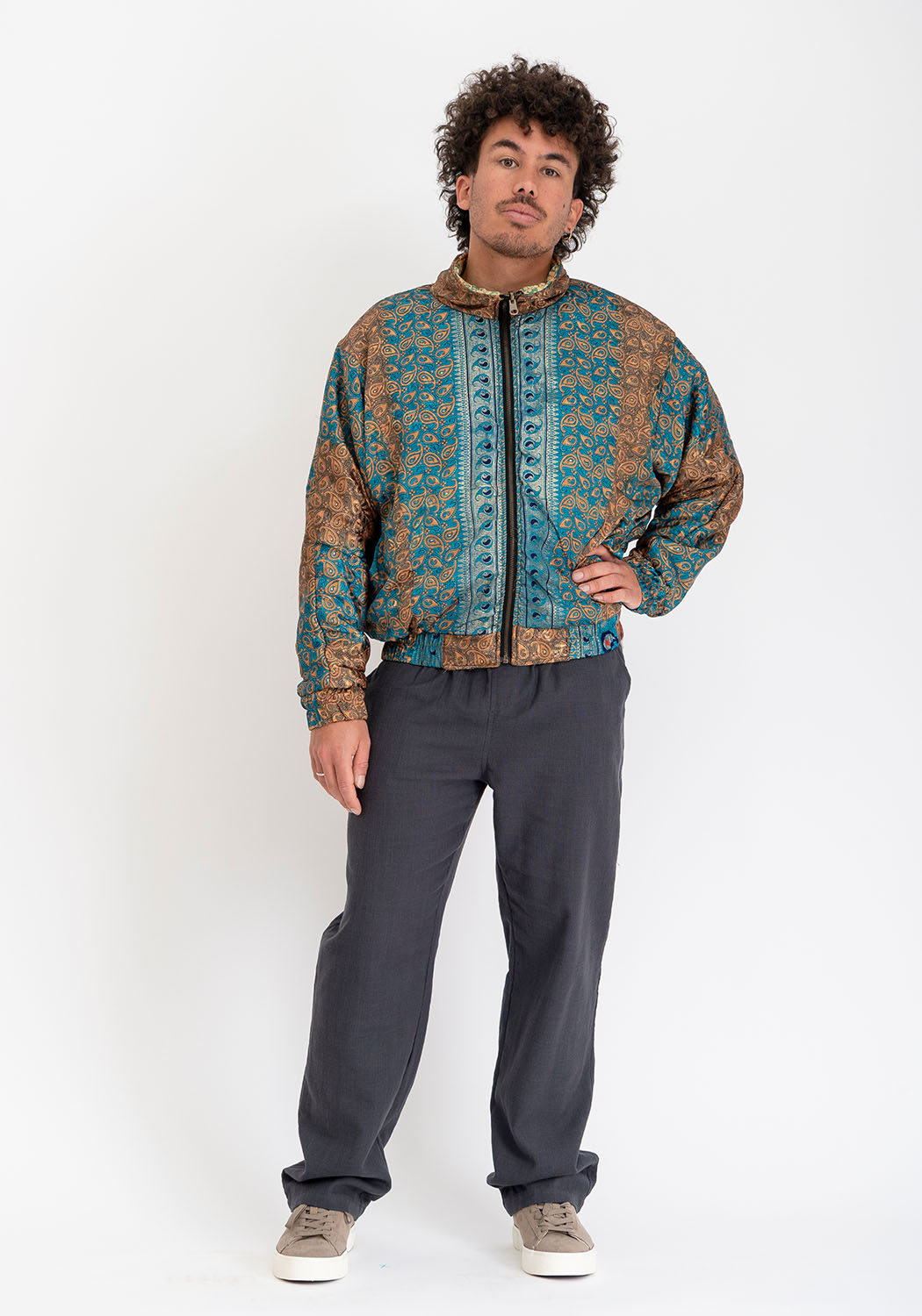 Karmesinrote &amp; kupferfarbene Brokat wendbare Vintage-Sari Bomberjacke