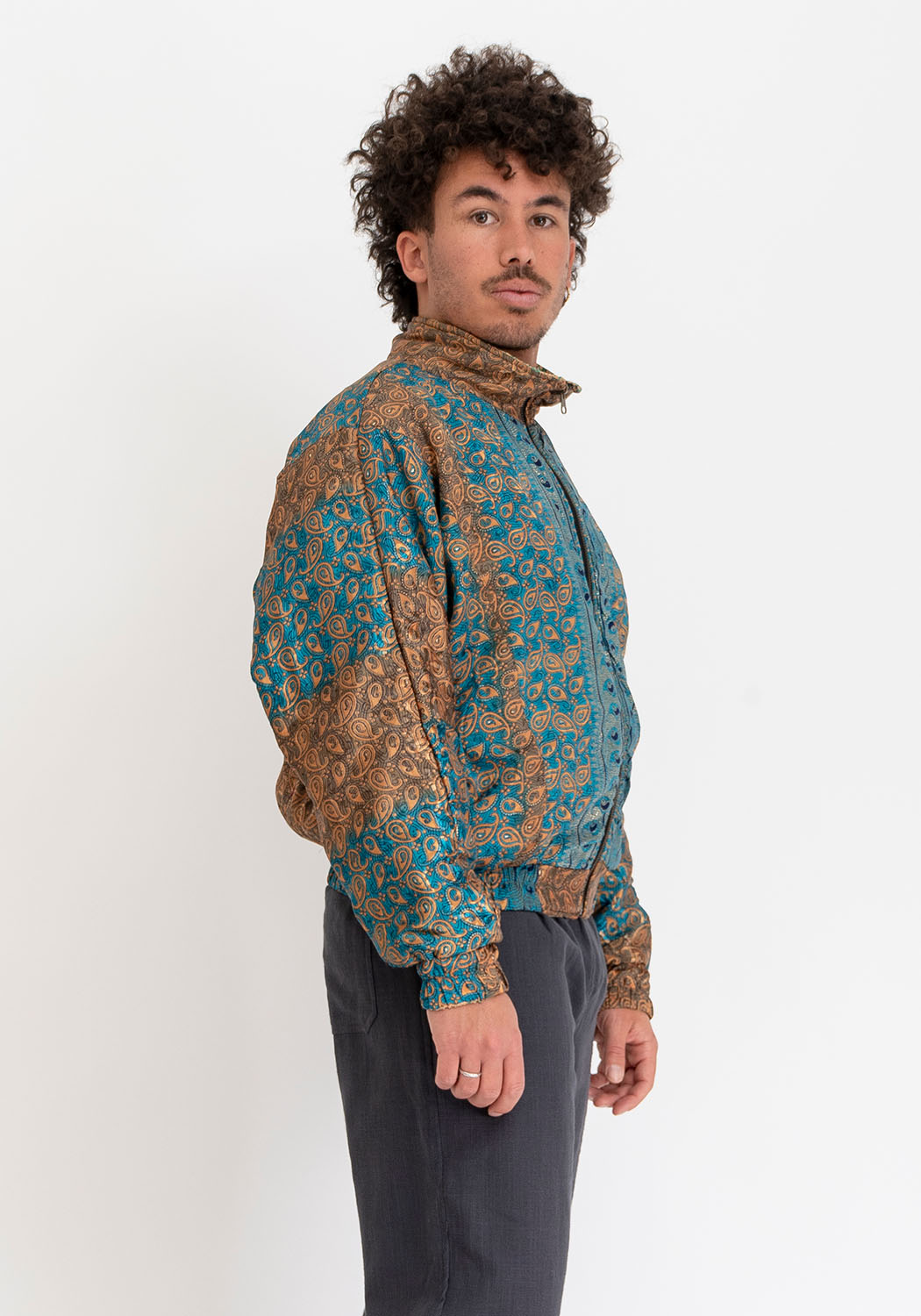 Karmesinrote &amp; kupferfarbene Brokat wendbare Vintage-Sari Bomberjacke