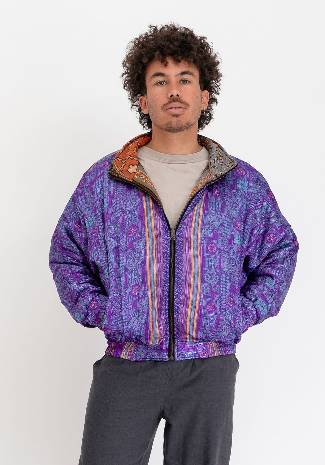 Mitternachtsblaue ornamentale gepolsterte Vintage-Sari Bomberjacke