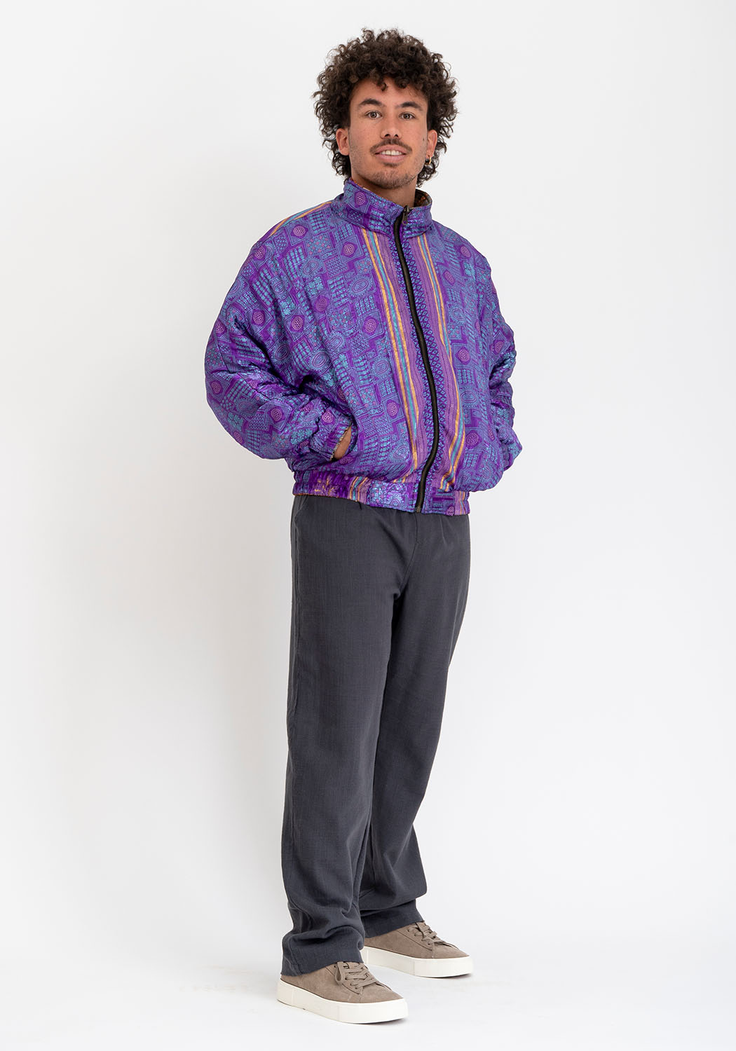 Mitternachtsblaue ornamentale gepolsterte Vintage-Sari Bomberjacke