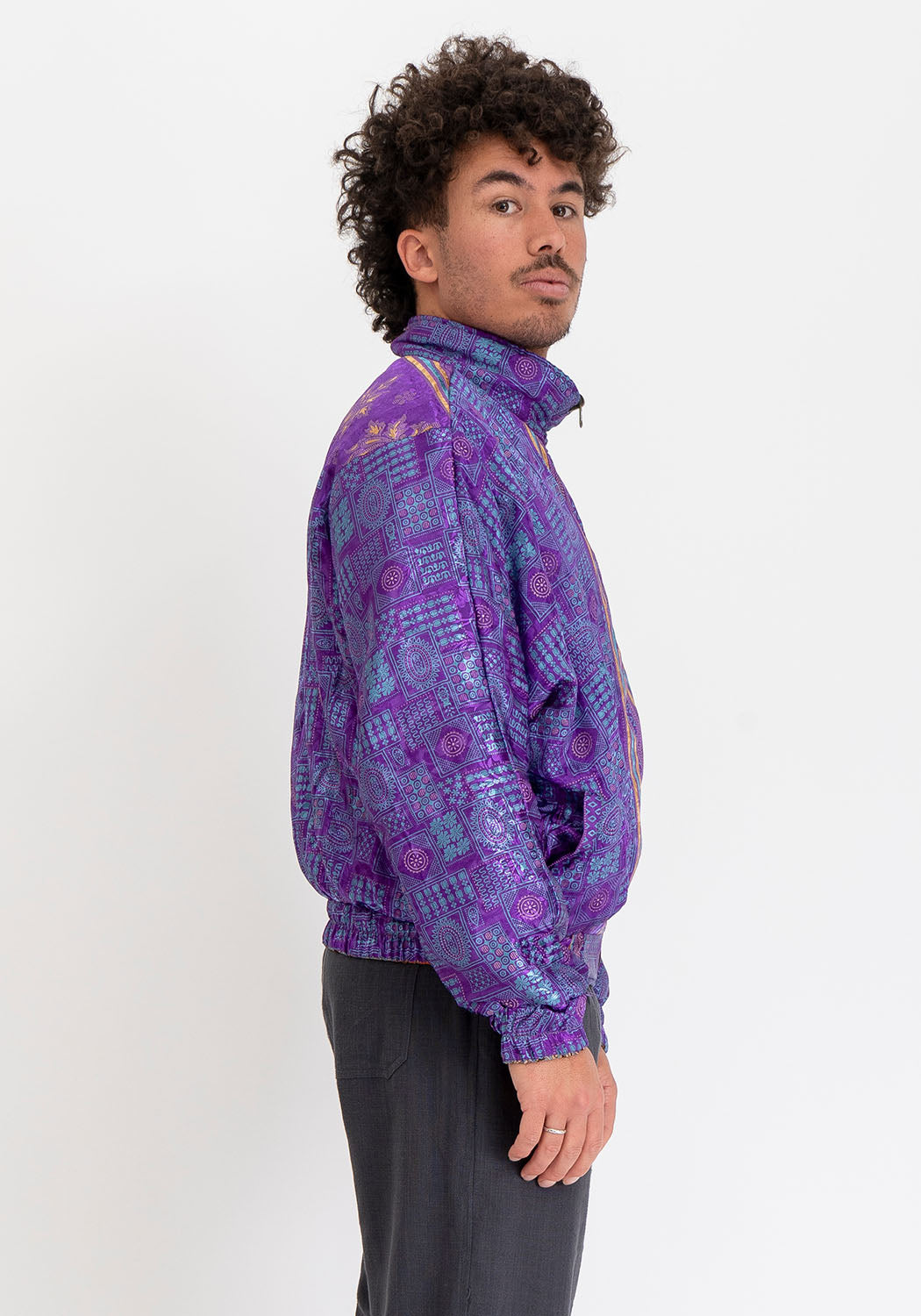 Mitternachtsblaue ornamentale gepolsterte Vintage-Sari Bomberjacke