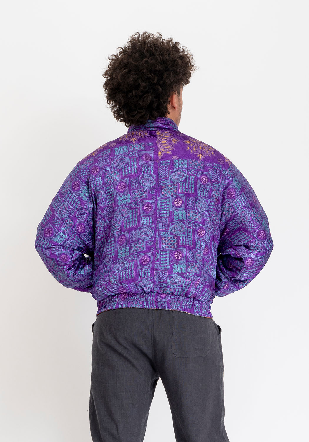 Mitternachtsblaue ornamentale gepolsterte Vintage-Sari Bomberjacke