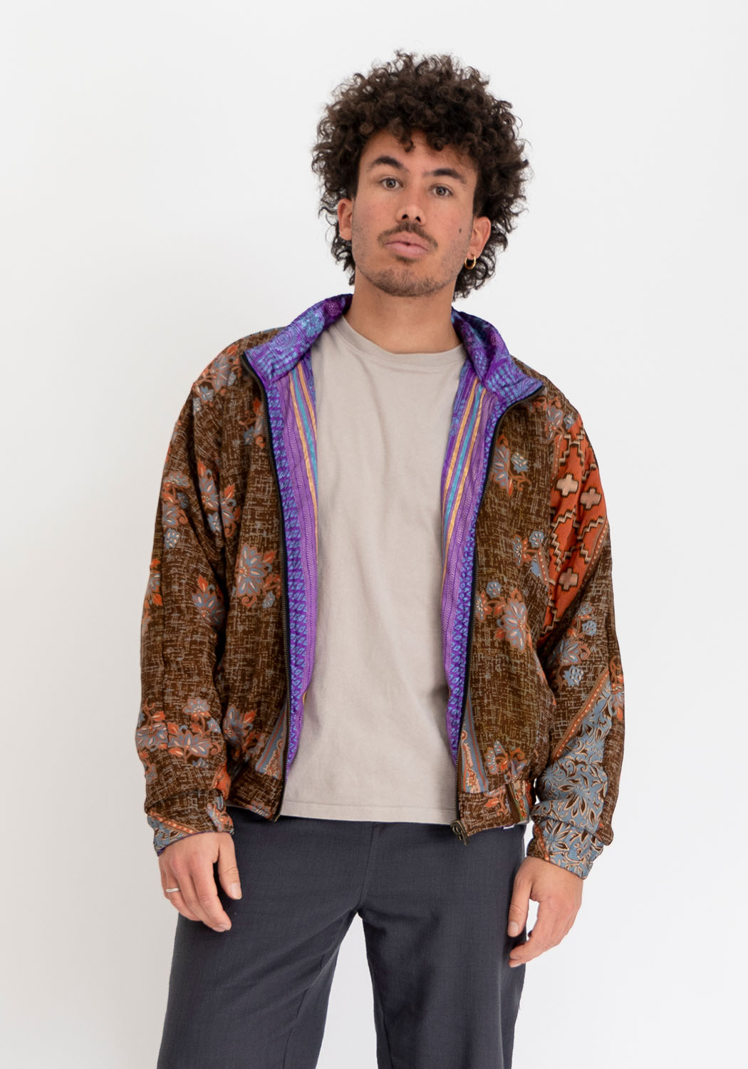 Mitternachtsblaue ornamentale gepolsterte Vintage-Sari Bomberjacke