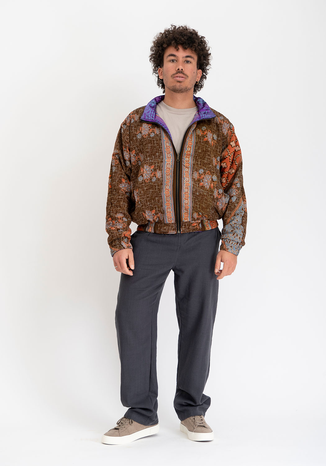 Mitternachtsblaue ornamentale gepolsterte Vintage-Sari Bomberjacke