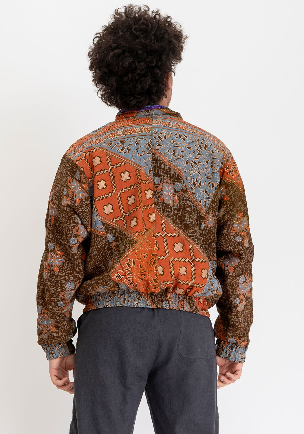 Mitternachtsblaue ornamentale gepolsterte Vintage-Sari Bomberjacke