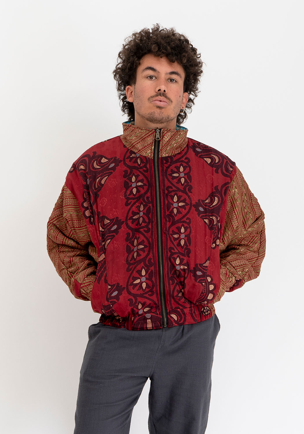 Schwarz-goldene Vintage-Sari Stepp-Bomberjacke – Wendbar Unisex