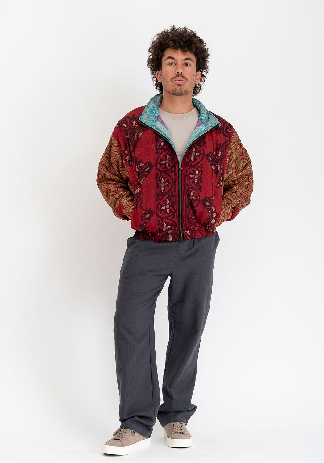 Schwarz-goldene Vintage-Sari Stepp-Bomberjacke – Wendbar Unisex