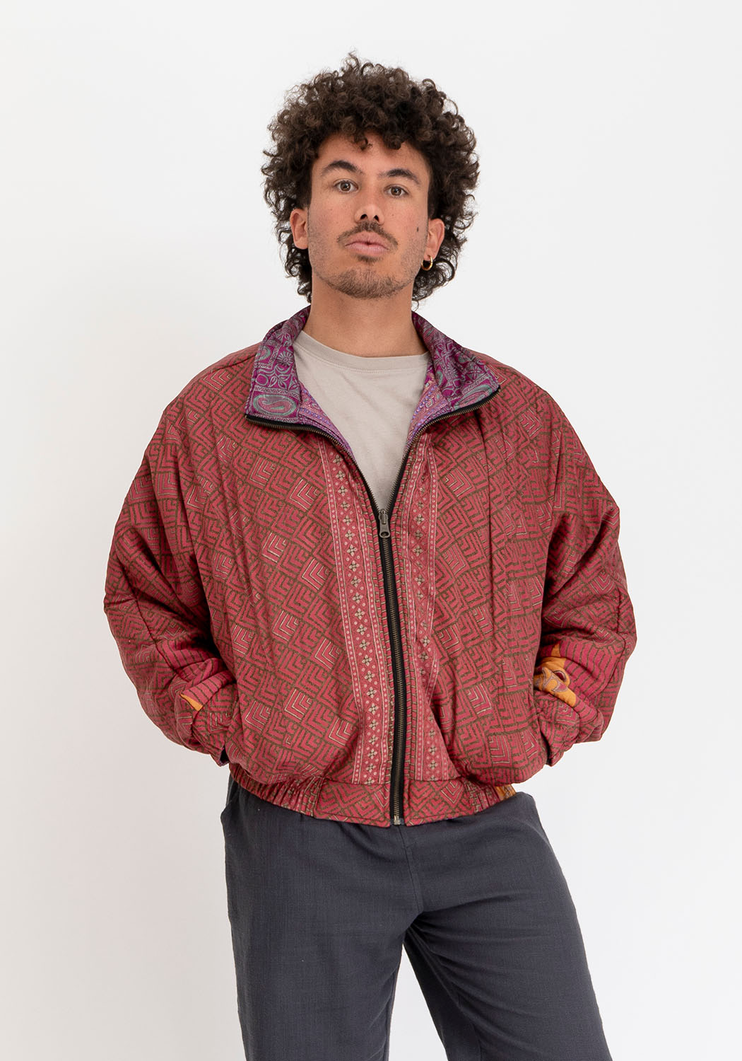 Wende-Sari-Bomberjacke – Ziegelrot mit Labyrinthmuster & Pflaumen-Paisley