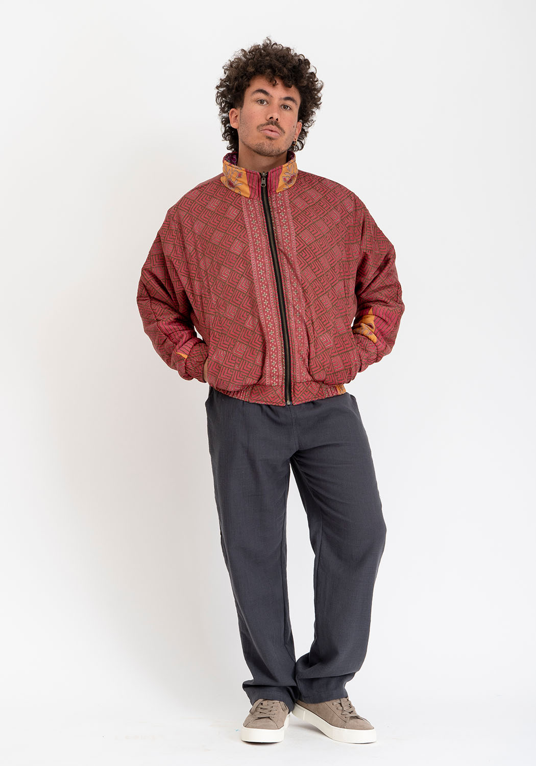 Wende-Sari-Bomberjacke – Ziegelrot mit Labyrinthmuster & Pflaumen-Paisley