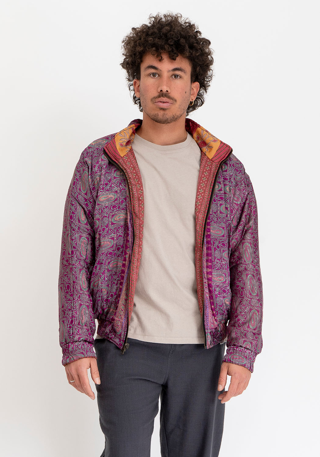 Wende-Sari-Bomberjacke – Ziegelrot mit Labyrinthmuster & Pflaumen-Paisley