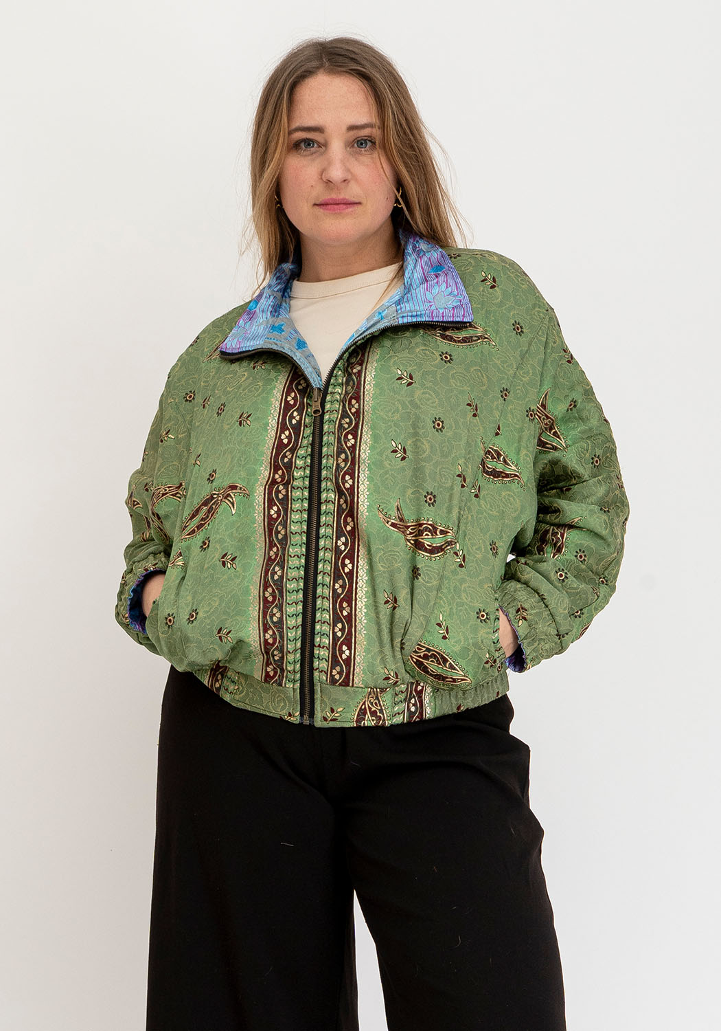 Wendejacke aus Vintage-Sari – Salbei-Paisley & Lavendel-Zickzack
